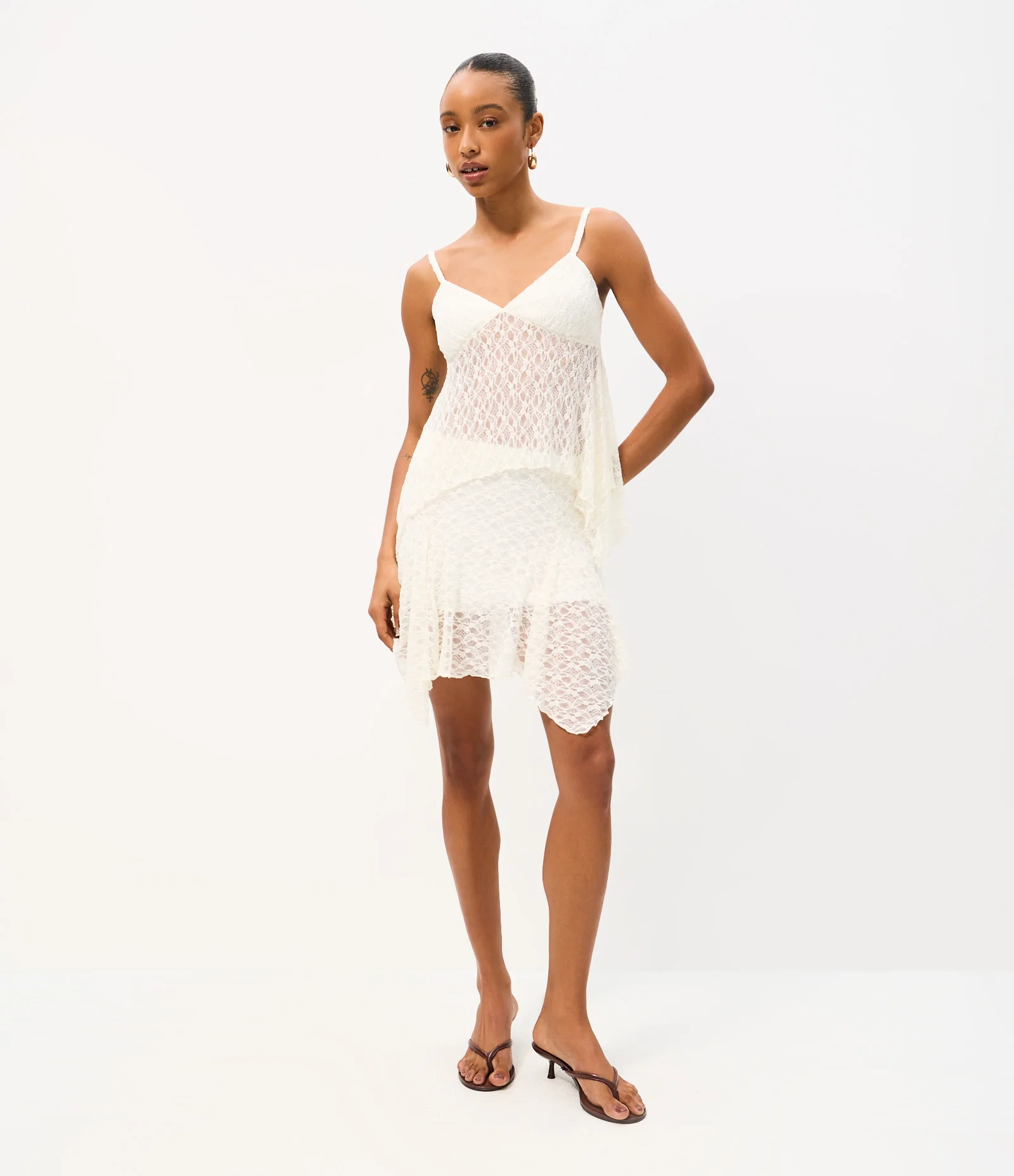 Saia Curta em Renda Floral com Pontas Laterais Assimétricas Branco 1