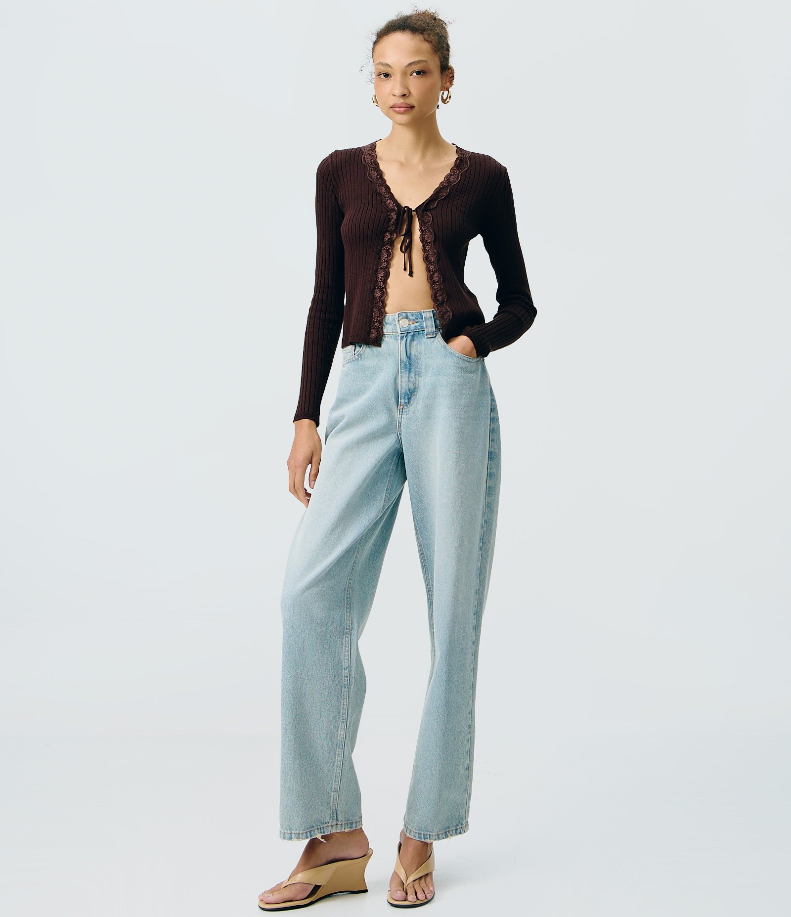 Blusa em Tricô Canelado com Detalhe em Renda e Amarração Marrom 2