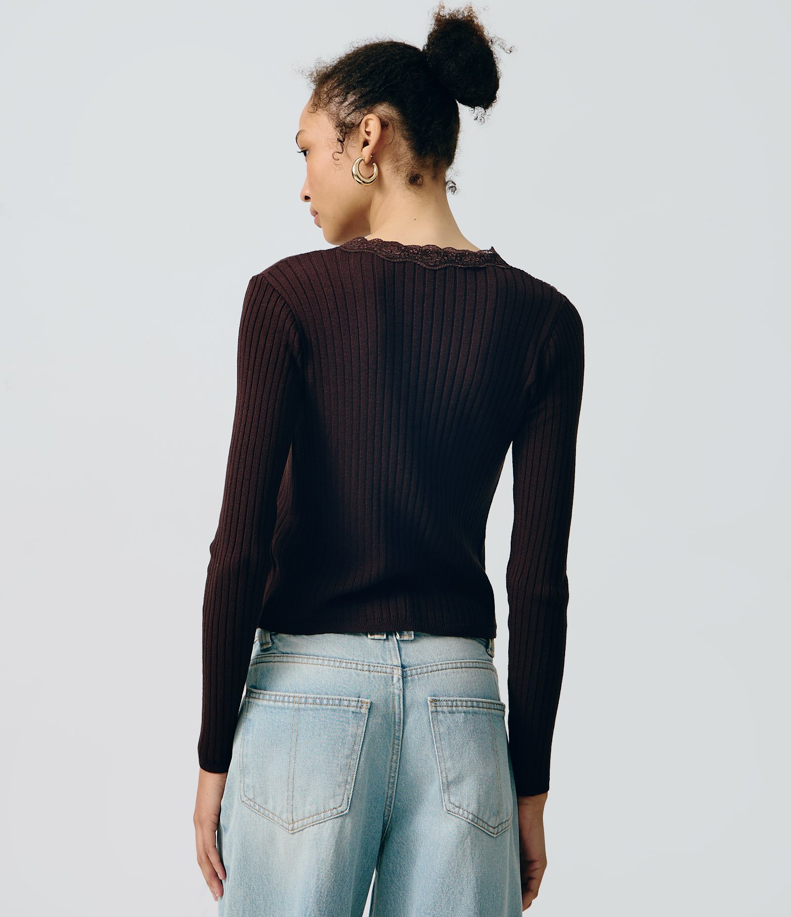 Blusa em Tricô Canelado com Detalhe em Renda e Amarração Marrom 4