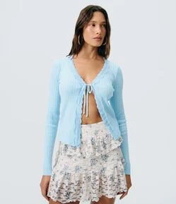Blusa em Tricô Canelado com Detalhe em Renda e Amarração