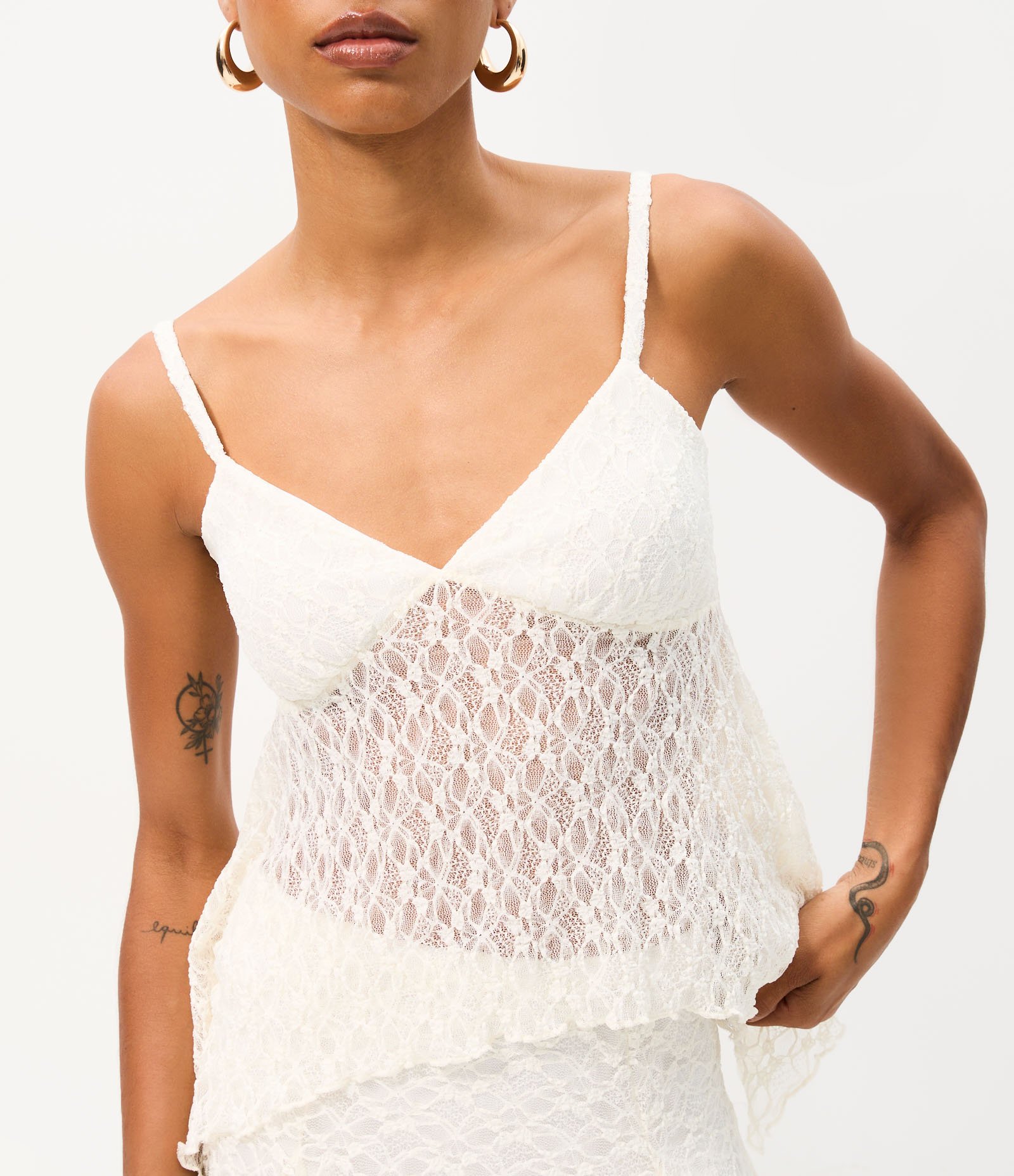 Blusa em Renda com Alças Finas e Barra Assimétrica Branco
