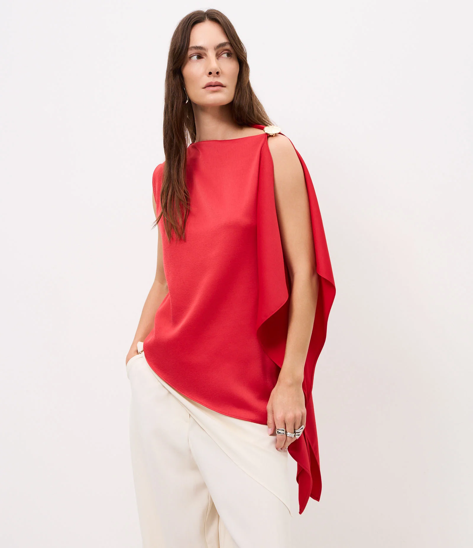 Blusa Acetinada Assimétrica com Aviamento no Ombro Vermelho 1