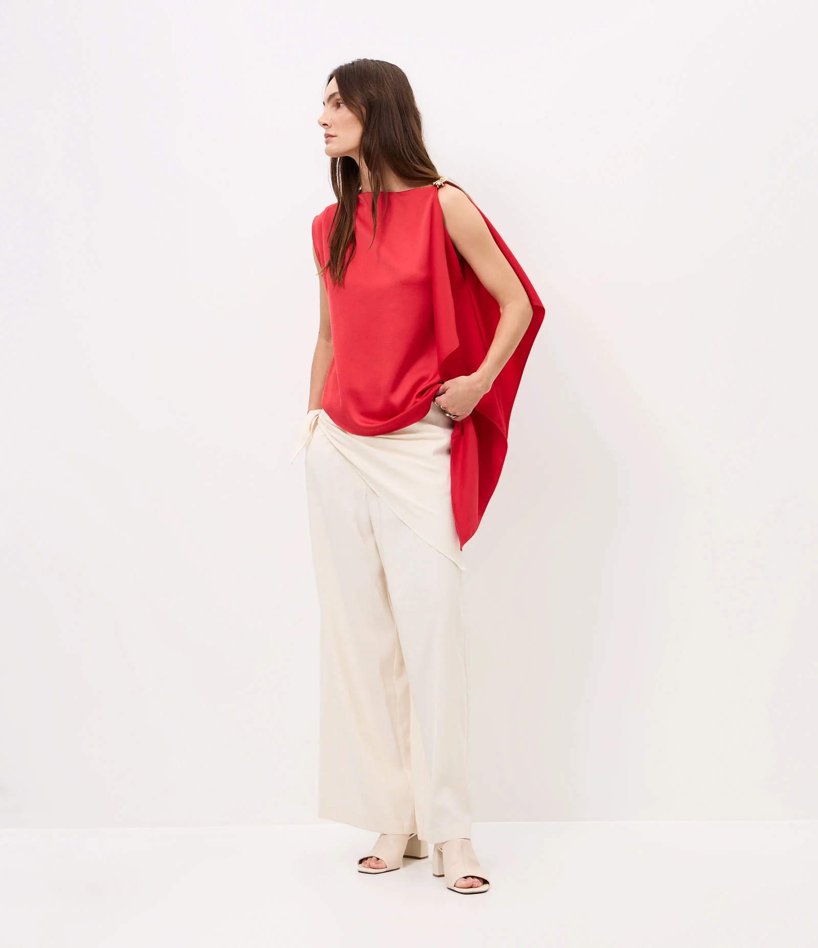 Blusa Acetinada Assimétrica com Aviamento no Ombro Vermelho 2