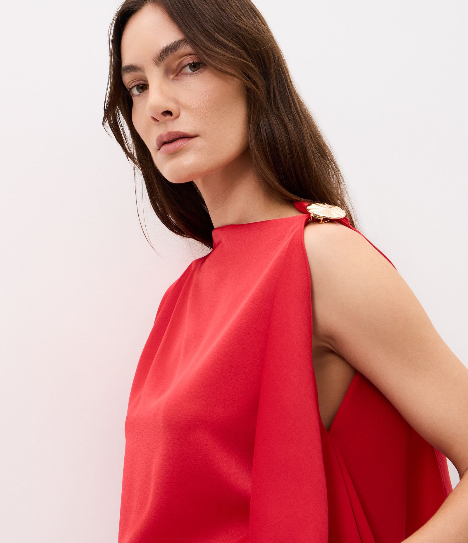 Blusa Acetinada Assimétrica com Aviamento no Ombro Vermelho 3