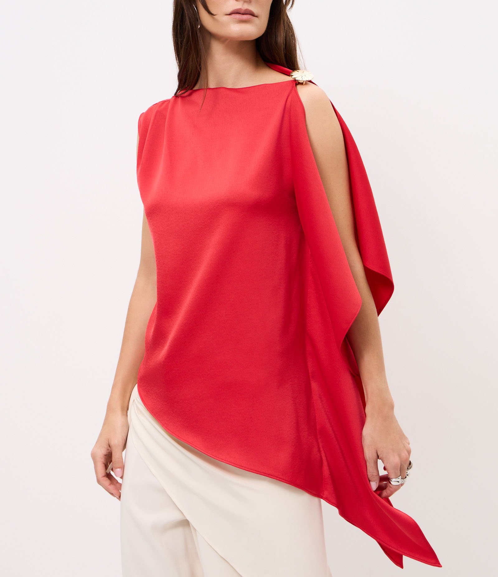Blusa Acetinada Assimétrica com Aviamento no Ombro Vermelho 4