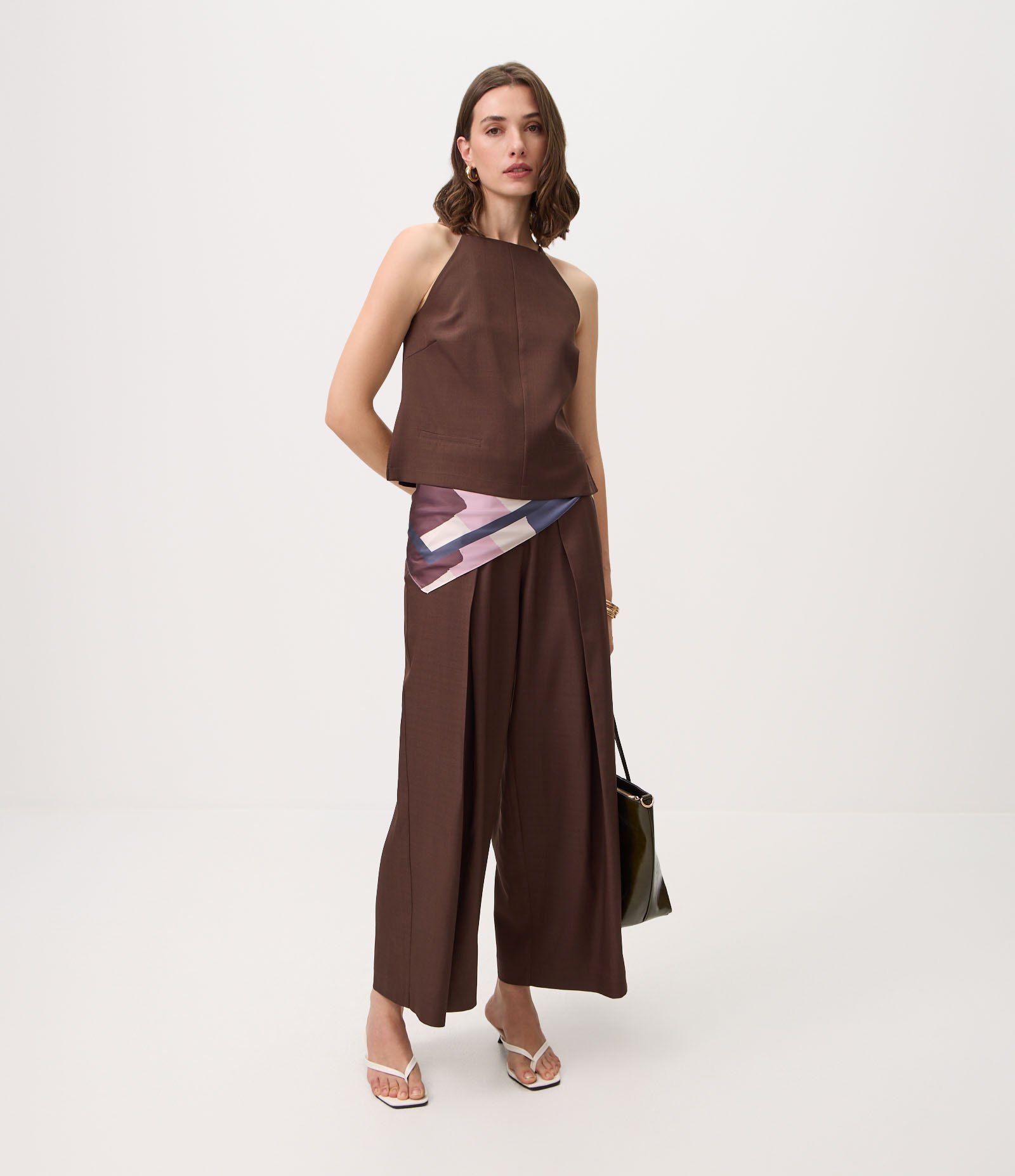 Calça Wide Leg Alfaiatada com Pregas Frontais Marrom 1