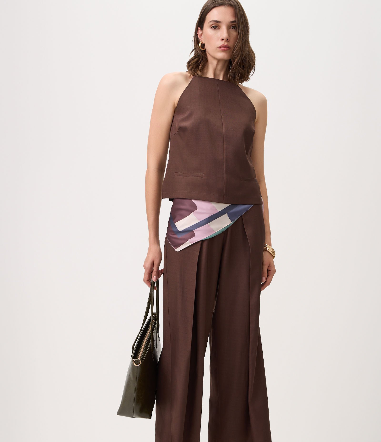 Calça Wide Leg Alfaiatada com Pregas Frontais Marrom 2