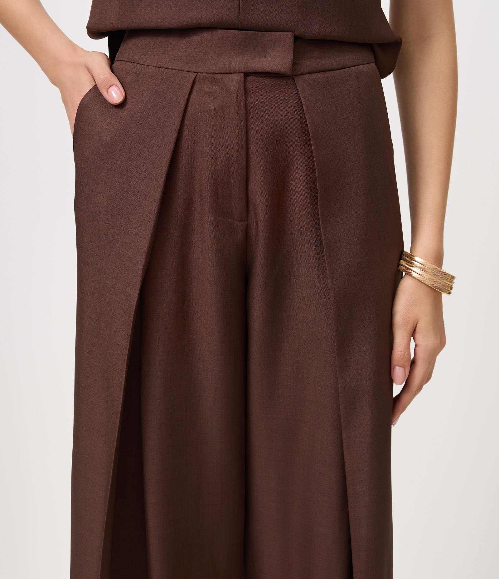 Calça Wide Leg Alfaiatada com Pregas Frontais Marrom 4