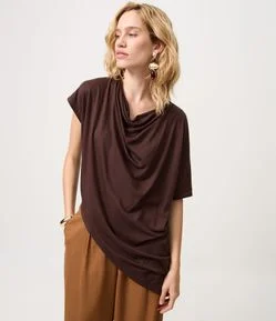 Blusa Assimétrica com Efeito Drapeado no Decote