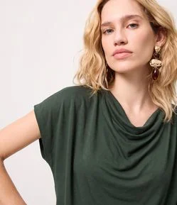 Blusa Assimétrica com Efeito Drapeado no Decote