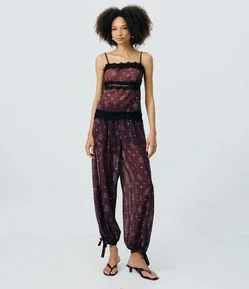 Calça em Chiffon com Amarração na Barra e Renda Floral Aplicada