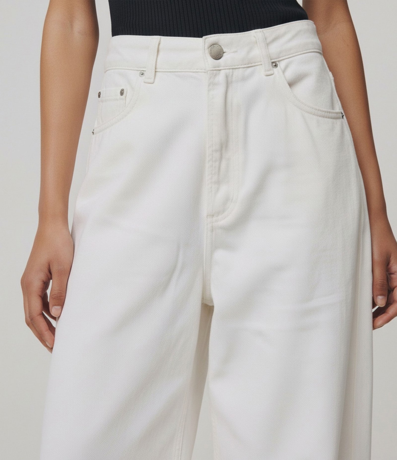 Calça Pantalona em Liocel com Cintura Baixa e Recortes Branco 3