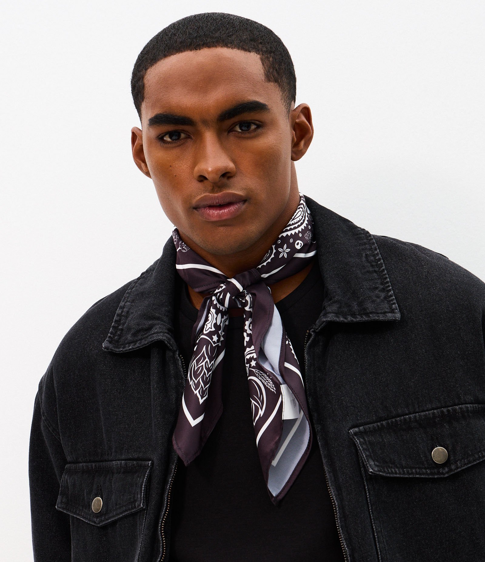 Lenço com Estampa Paisley Full Print Preto 1