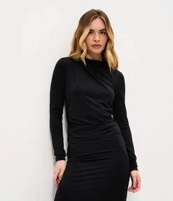 Vestido Midi com Pregas no Ombro e Fenda Lateral
