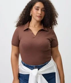 Blusa Baby Look em Ribana com Gola Polo Curve & Plus Size