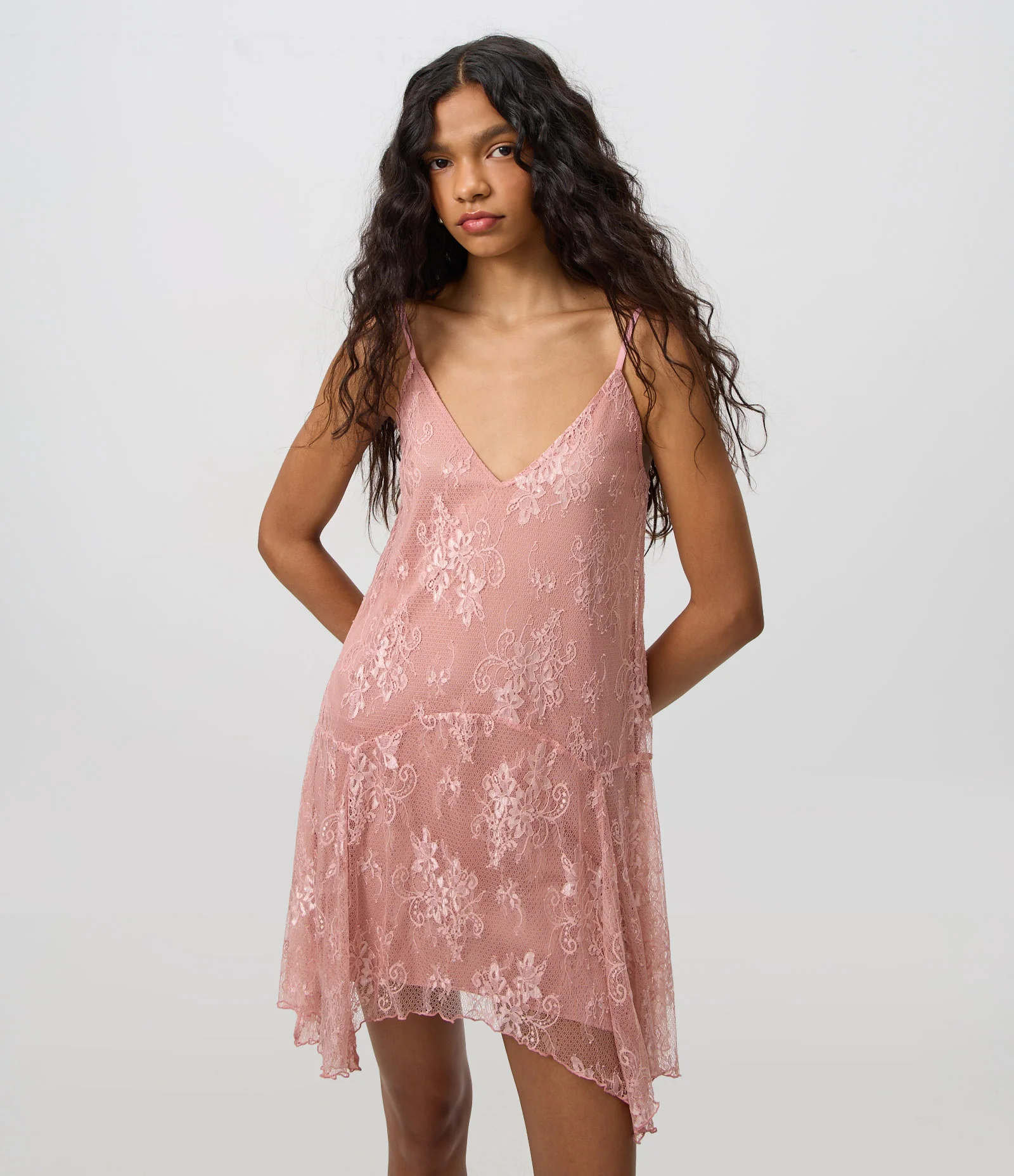 Vestido Curto Assimétrico em Renda com Alças Finas Bege Rosado 1