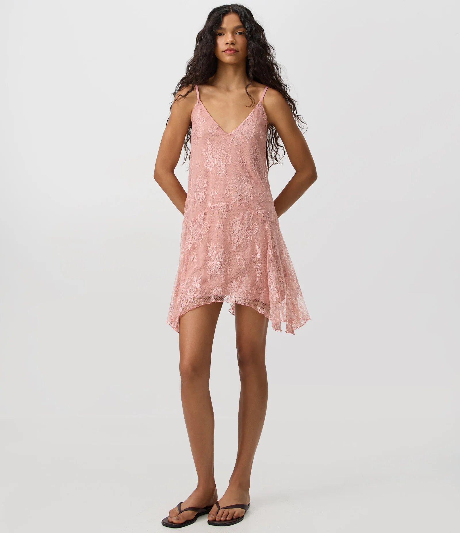 Vestido Curto Assimétrico em Renda com Alças Finas Bege Rosado 2