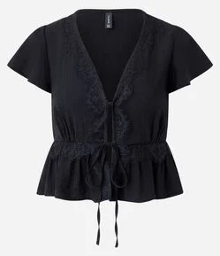 Blusa em Viscose Texturizada com Detalhe Rendado  e Amarração Frontal