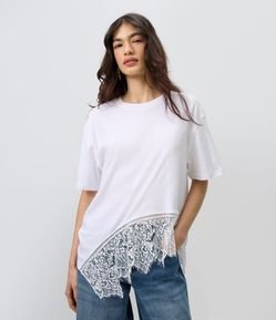 Camiseta em Algodão com Aplicação de Renda e Barra Assimétrica
