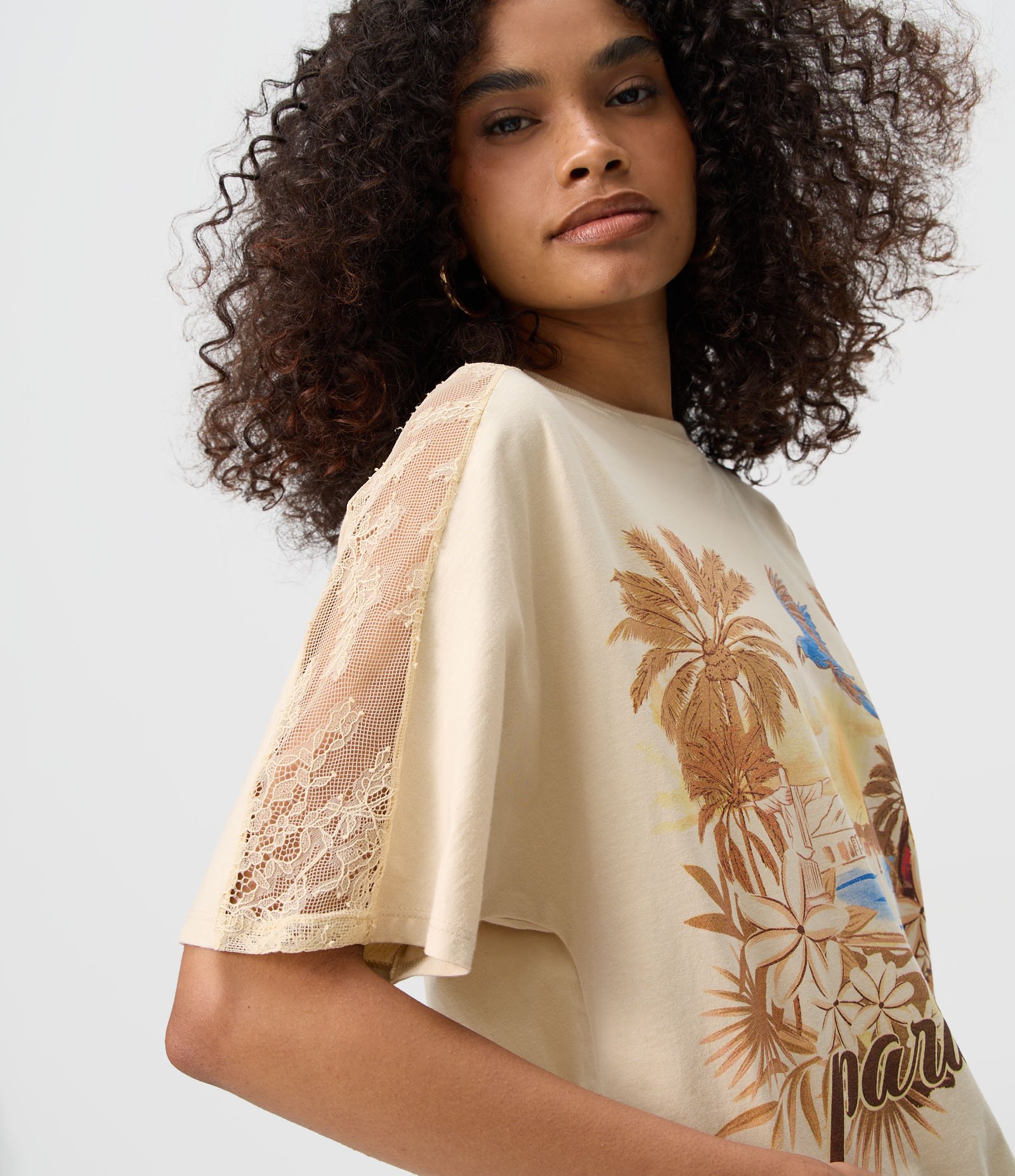 Blusa Ombro Rendado com Estampa Paisagem Paradise e Modelagem Diferenciada Bege 3