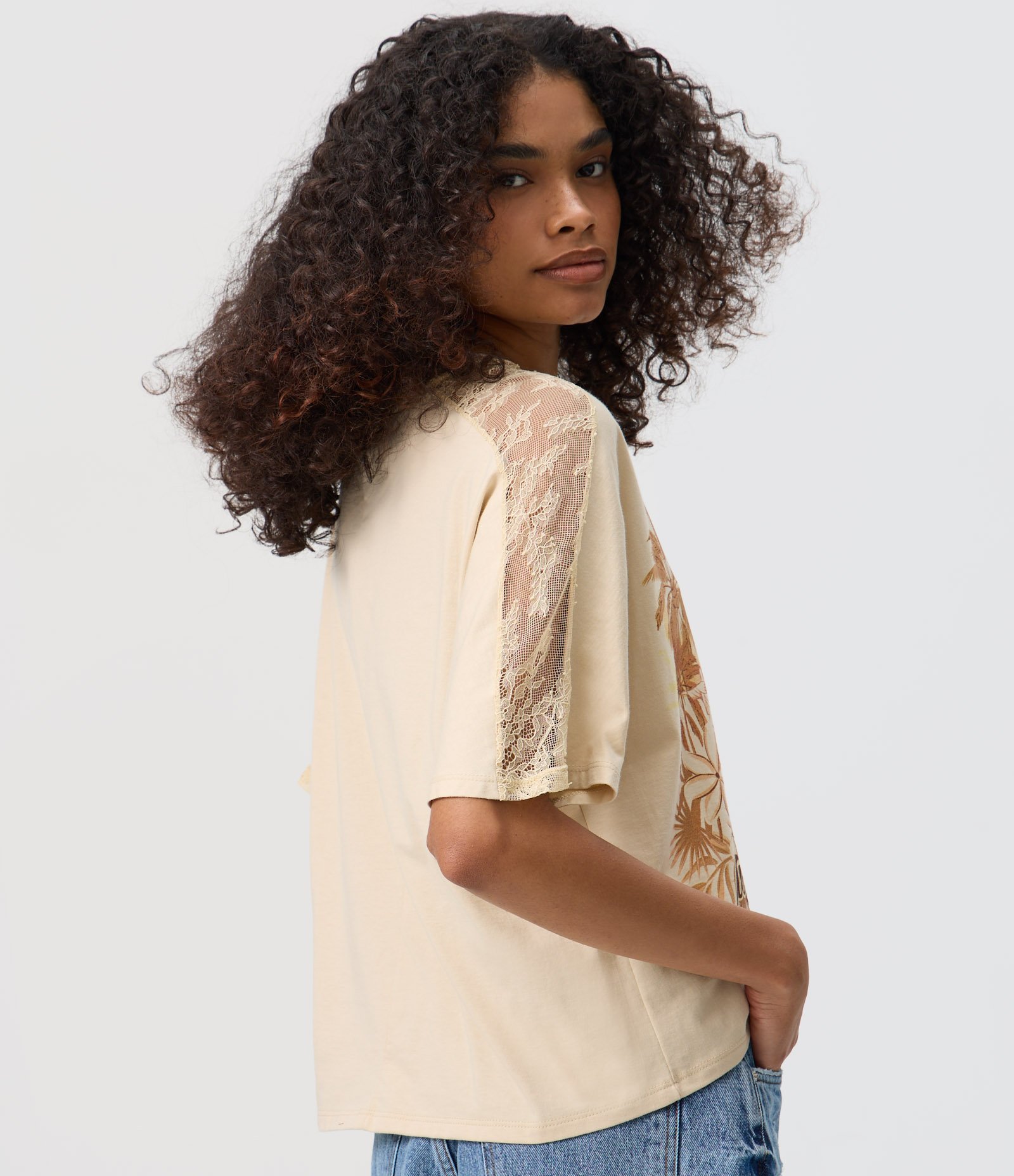 Blusa Ombro Rendado com Estampa Paisagem Paradise e Modelagem Diferenciada Bege 4