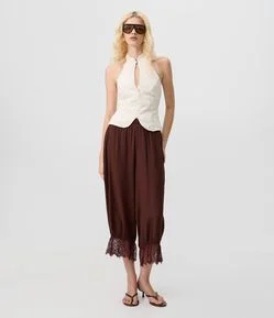 Calça Bloomer em Viscose Crinkle com Barra Rendada