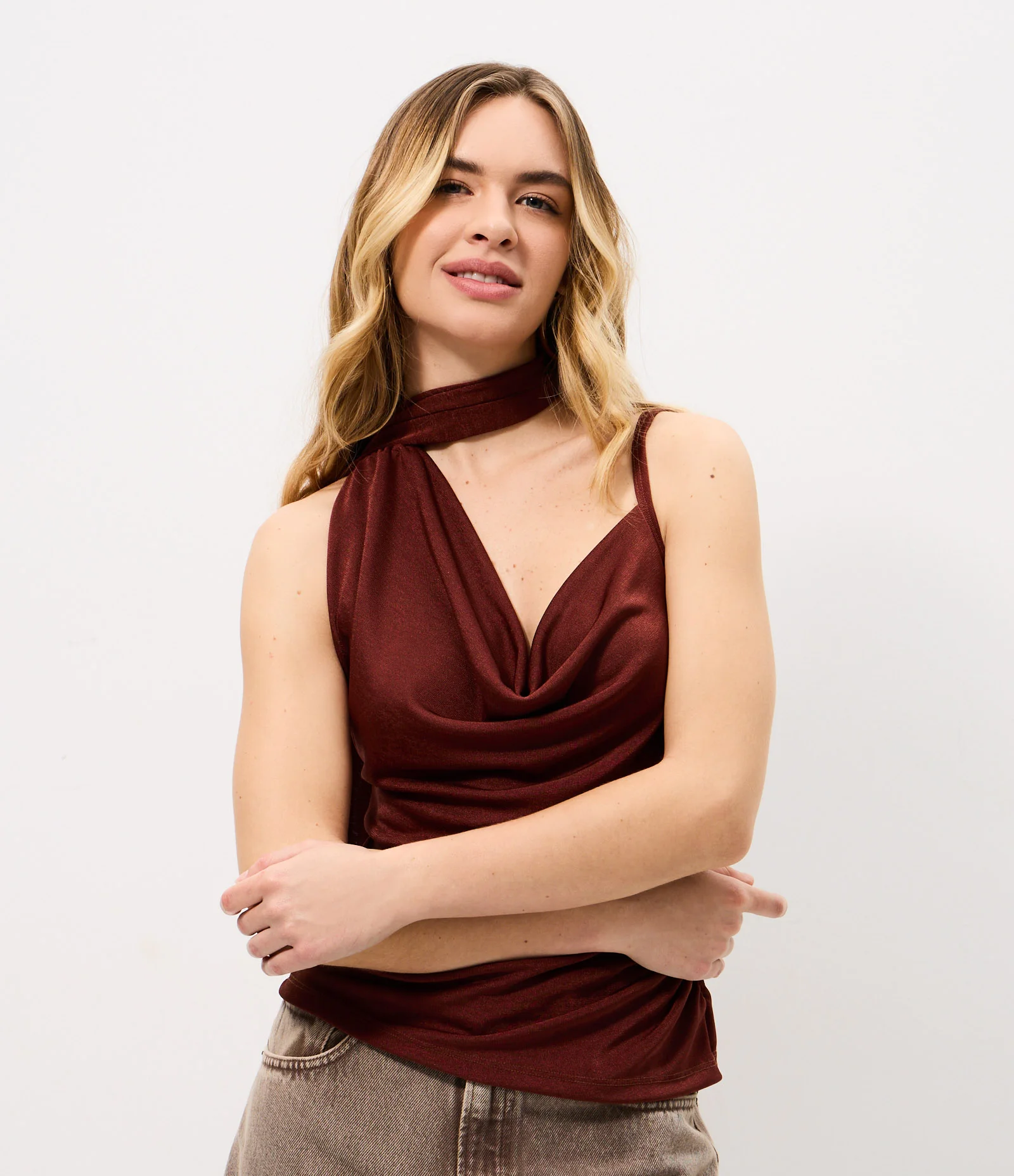Blusa em Ribana Brilhosa com Decote Degagê e Echarpe Marrom 1