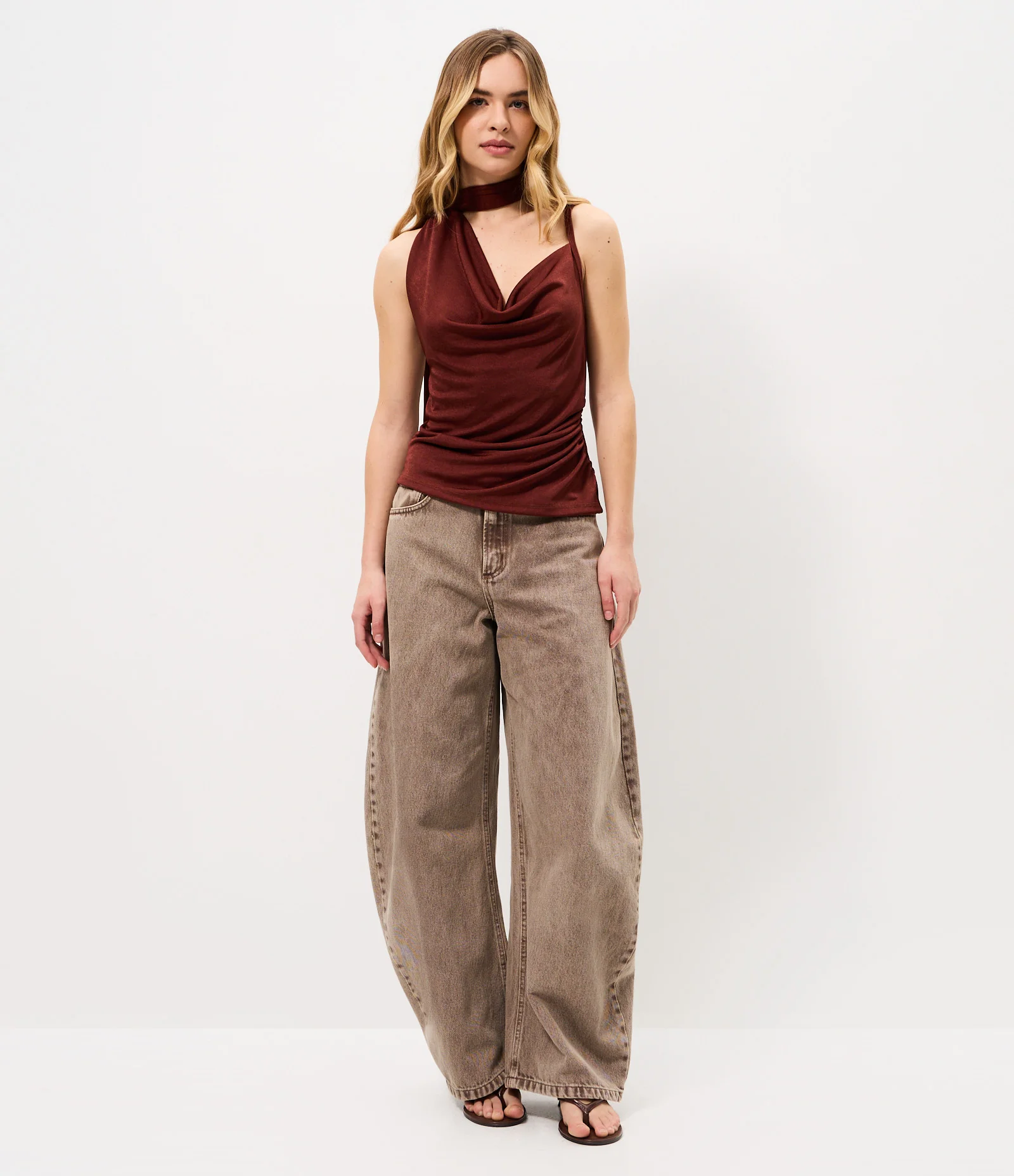 Blusa em Ribana Brilhosa com Decote Degagê e Echarpe Marrom 2