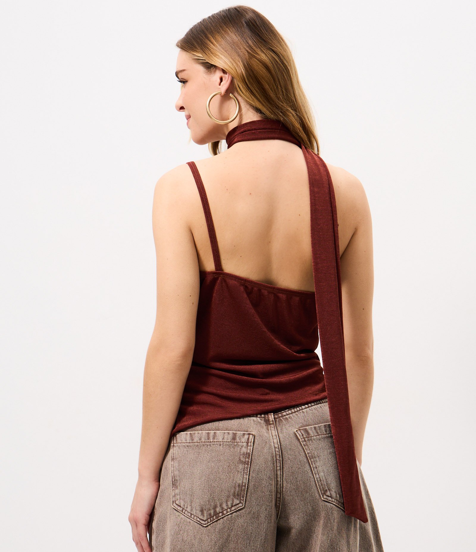 Blusa em Ribana Brilhosa com Decote Degagê e Echarpe Marrom 4