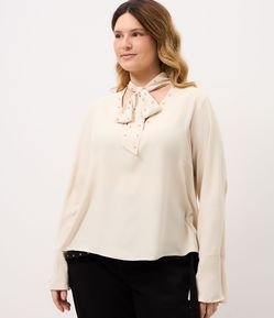 Blusa Regular em Crepe com Tachas e Faixa no Pescoço Curve & Plus Size