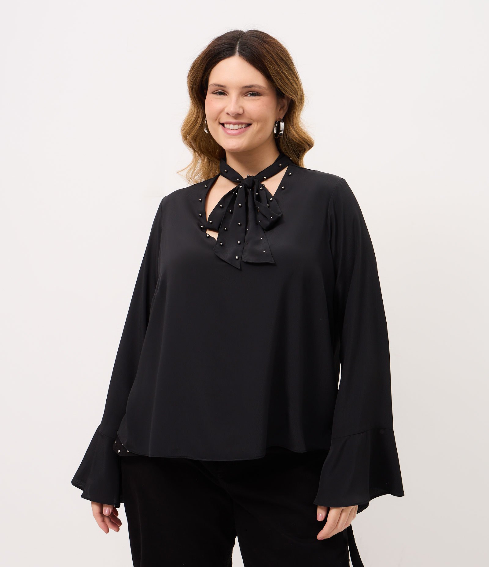 Blusa Regular em Crepe com Tachas e Faixa no Pescoço Curve & Plus Size Preto 1