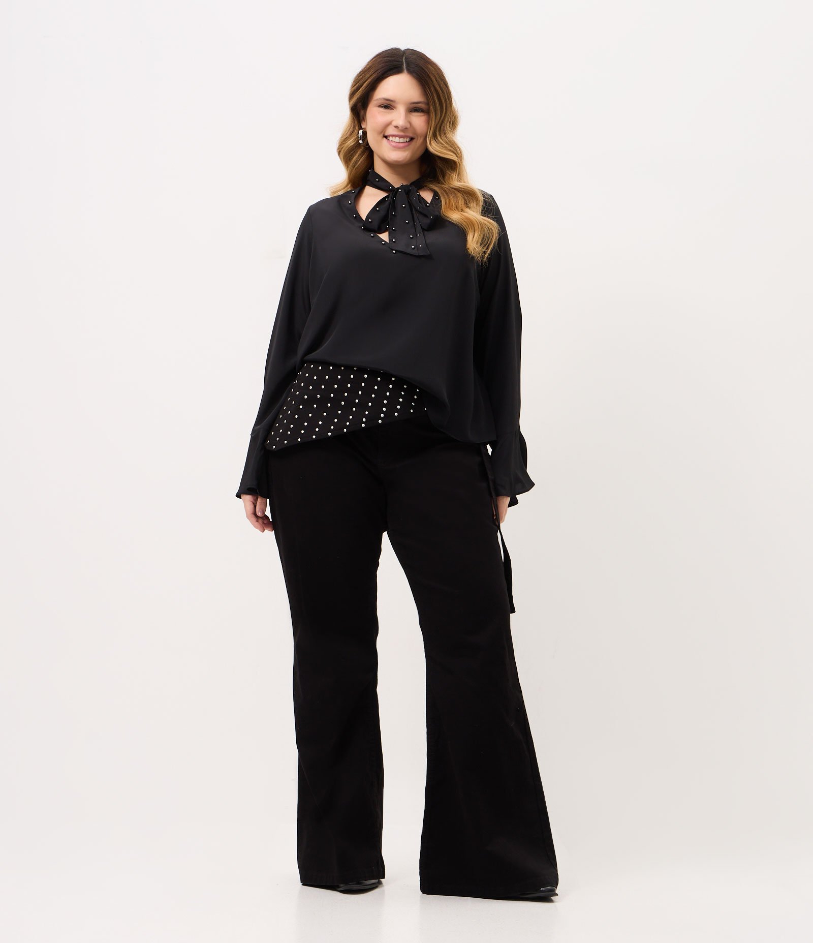 Blusa Regular em Crepe com Tachas e Faixa no Pescoço Curve & Plus Size Preto 2