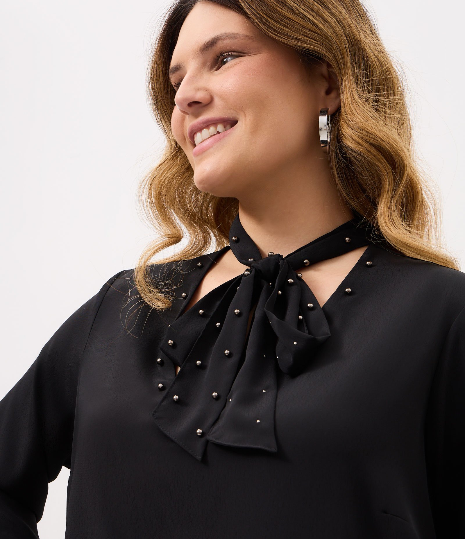 Blusa Regular em Crepe com Tachas e Faixa no Pescoço Curve & Plus Size Preto 3