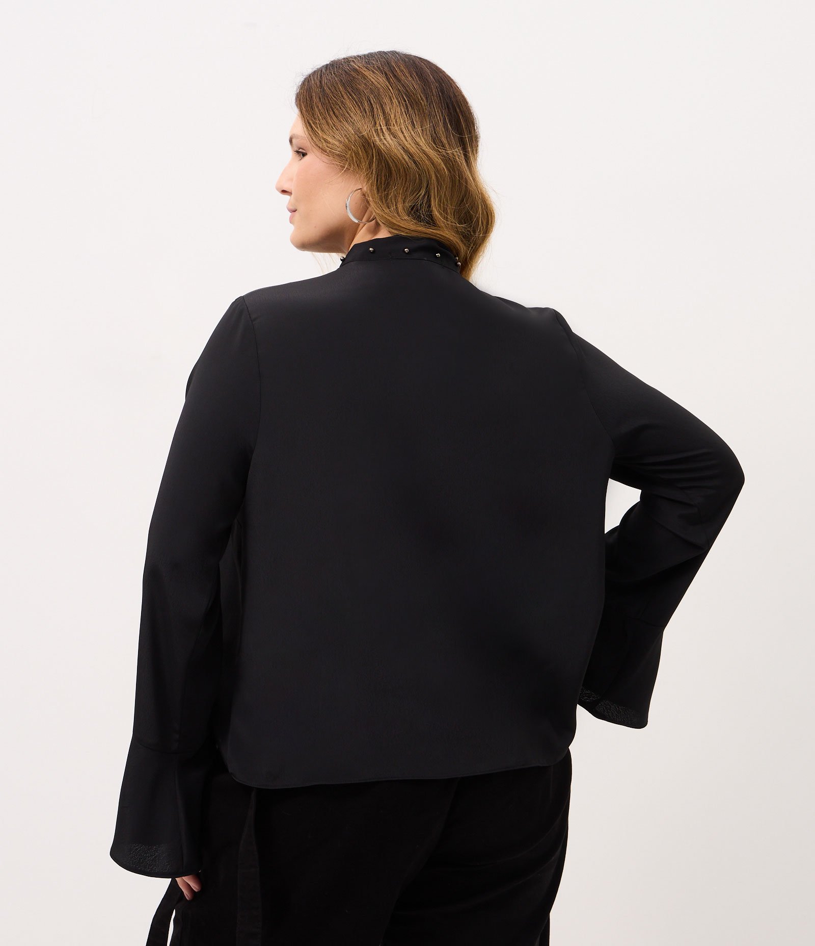 Blusa Regular em Crepe com Tachas e Faixa no Pescoço Curve & Plus Size Preto 4