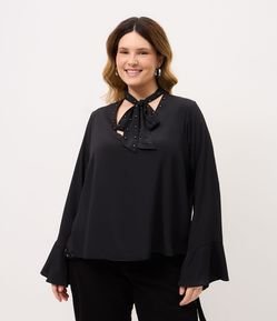 Blusa Regular em Crepe com Tachas e Faixa no Pescoço Curve & Plus Size
