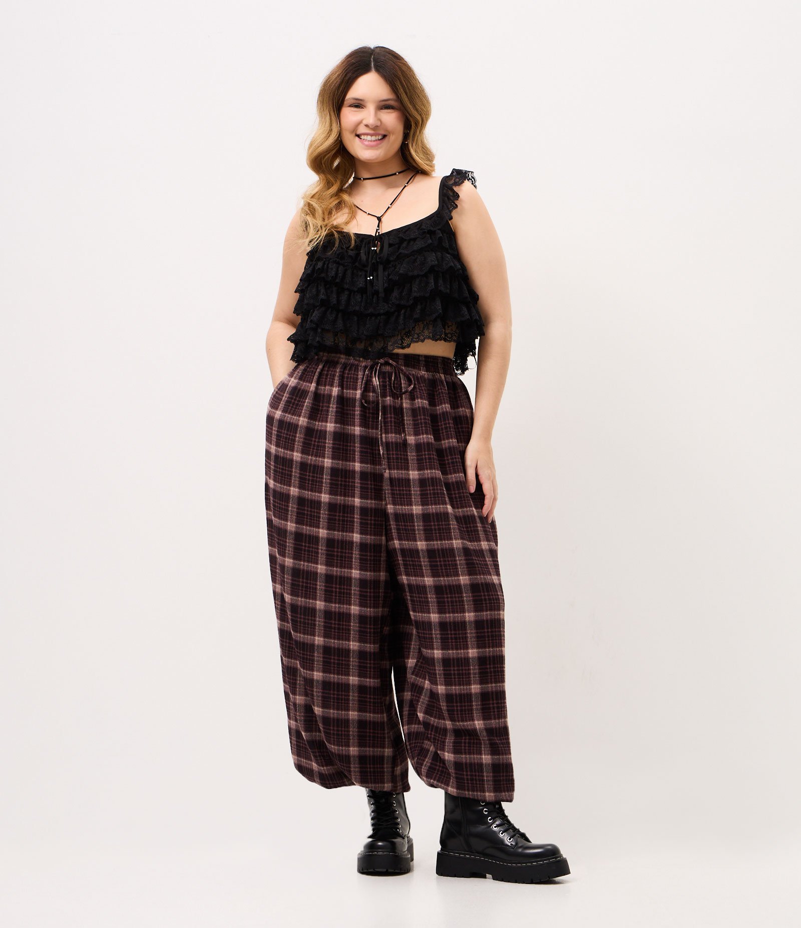 Blusa em Chiffon com Renda e Babados Curve & Plus Size Preto 2
