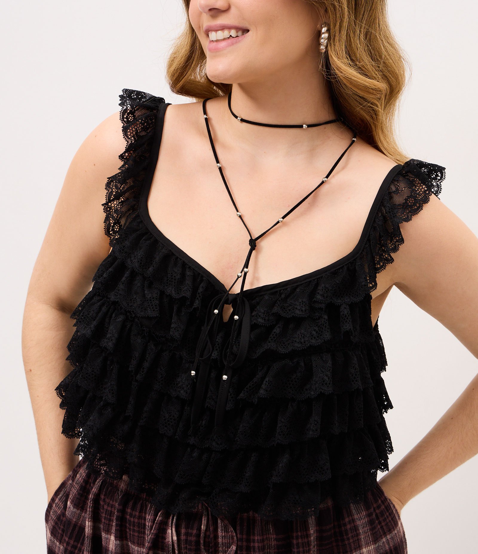 Blusa em Chiffon com Renda e Babados Curve & Plus Size Preto 3