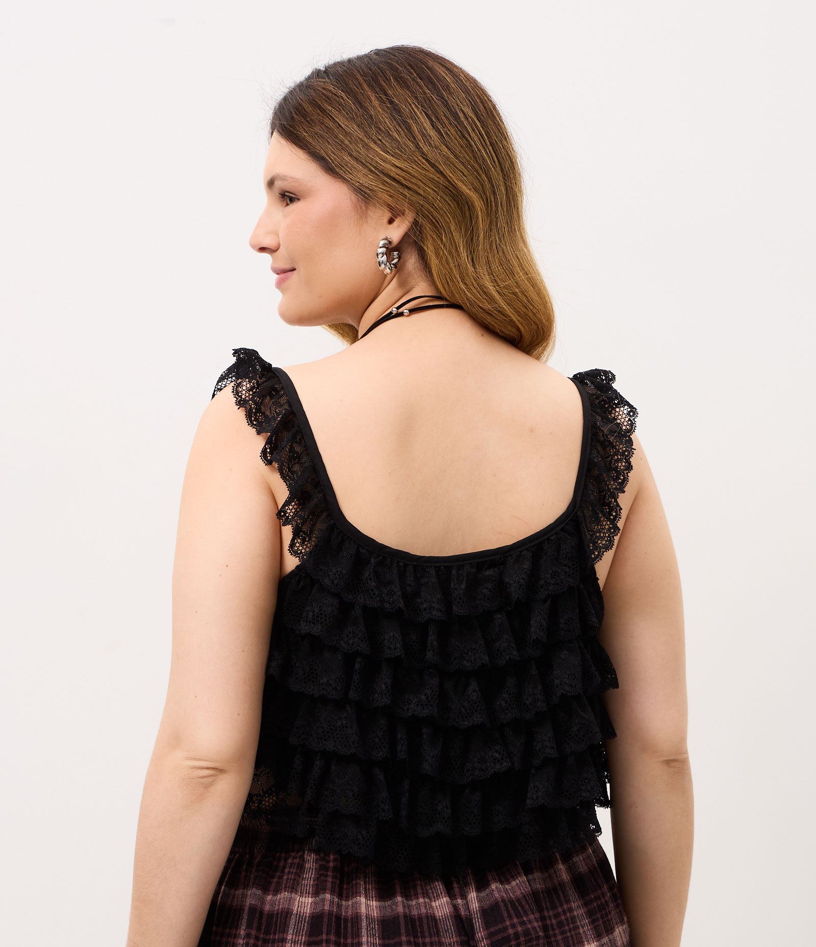 Blusa em Chiffon com Renda e Babados Curve & Plus Size Preto 4