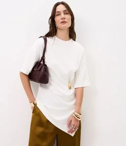 Blusa com Ponta Assimétrica e Aviamento Lateral