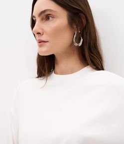 Blusa com Ponta Assimétrica e Aviamento Lateral