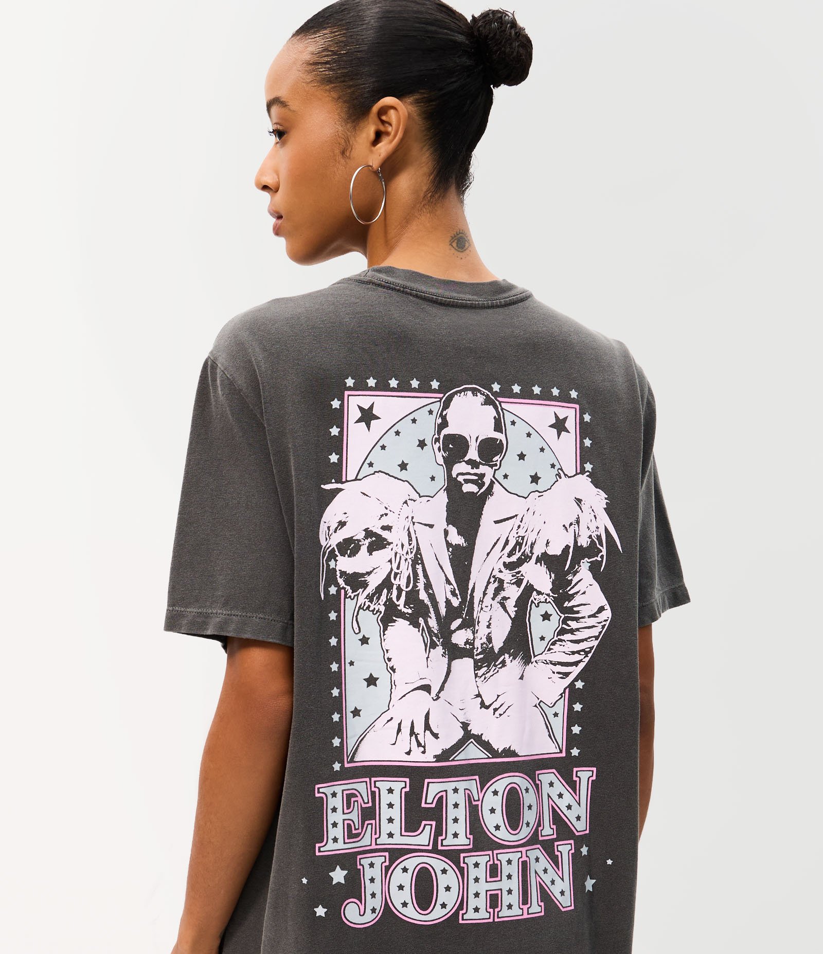 Camiseta Regular Estonada em Algodão Elton John Preto