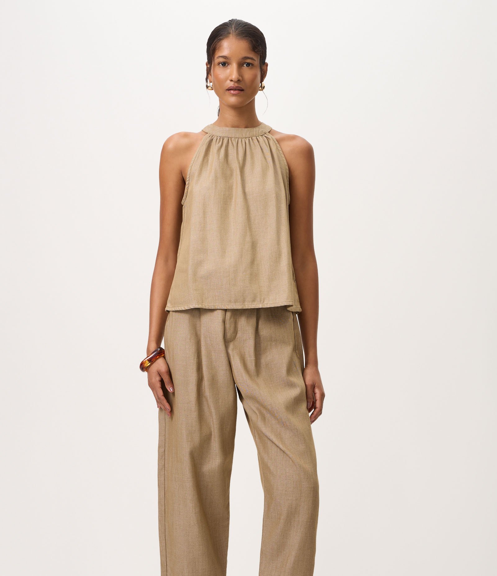 Calça Carrot Jeans com Argola Metálica e Cintura Alta Marrom 2