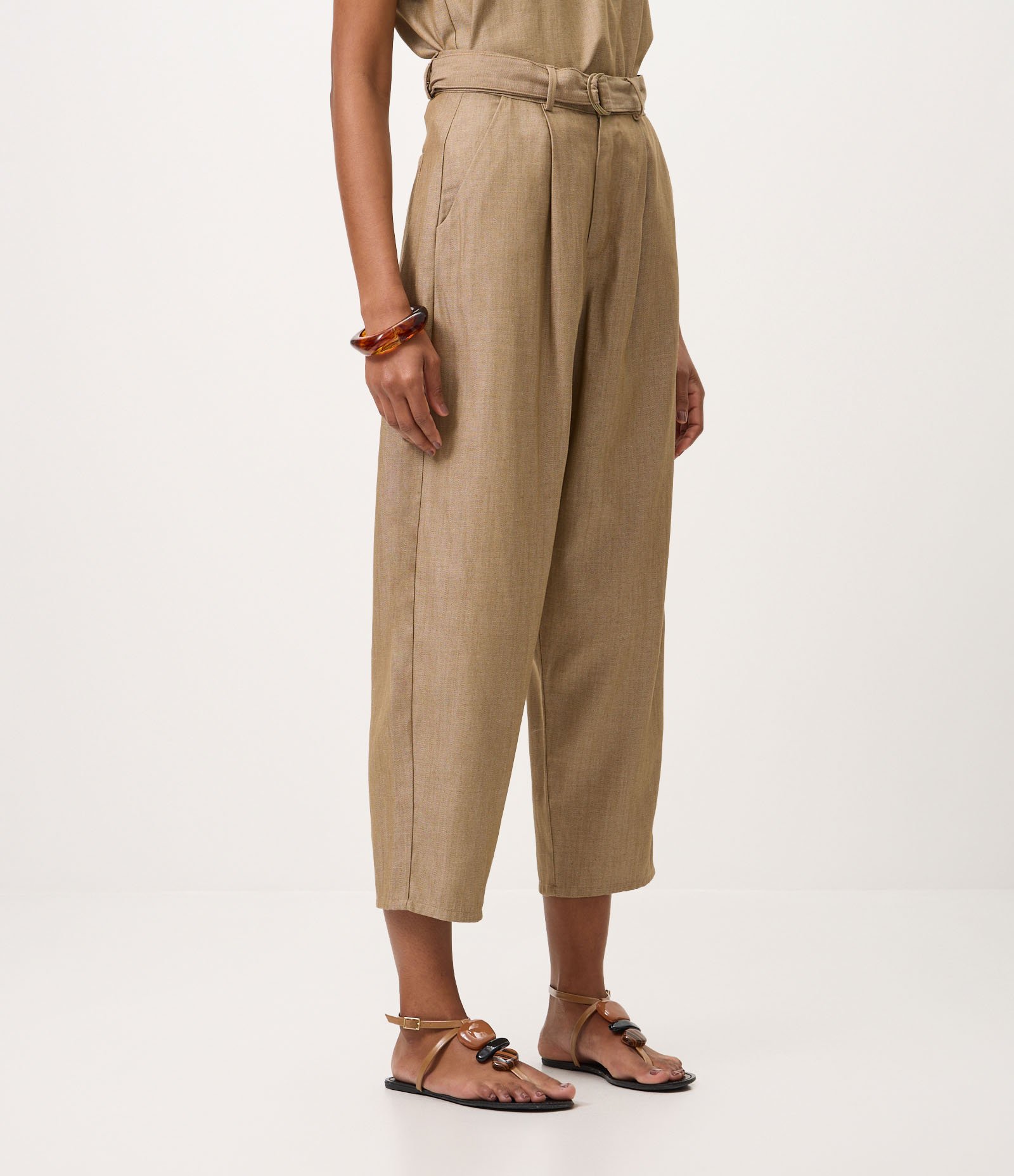 Calça Carrot Jeans com Argola Metálica e Cintura Alta Marrom 3