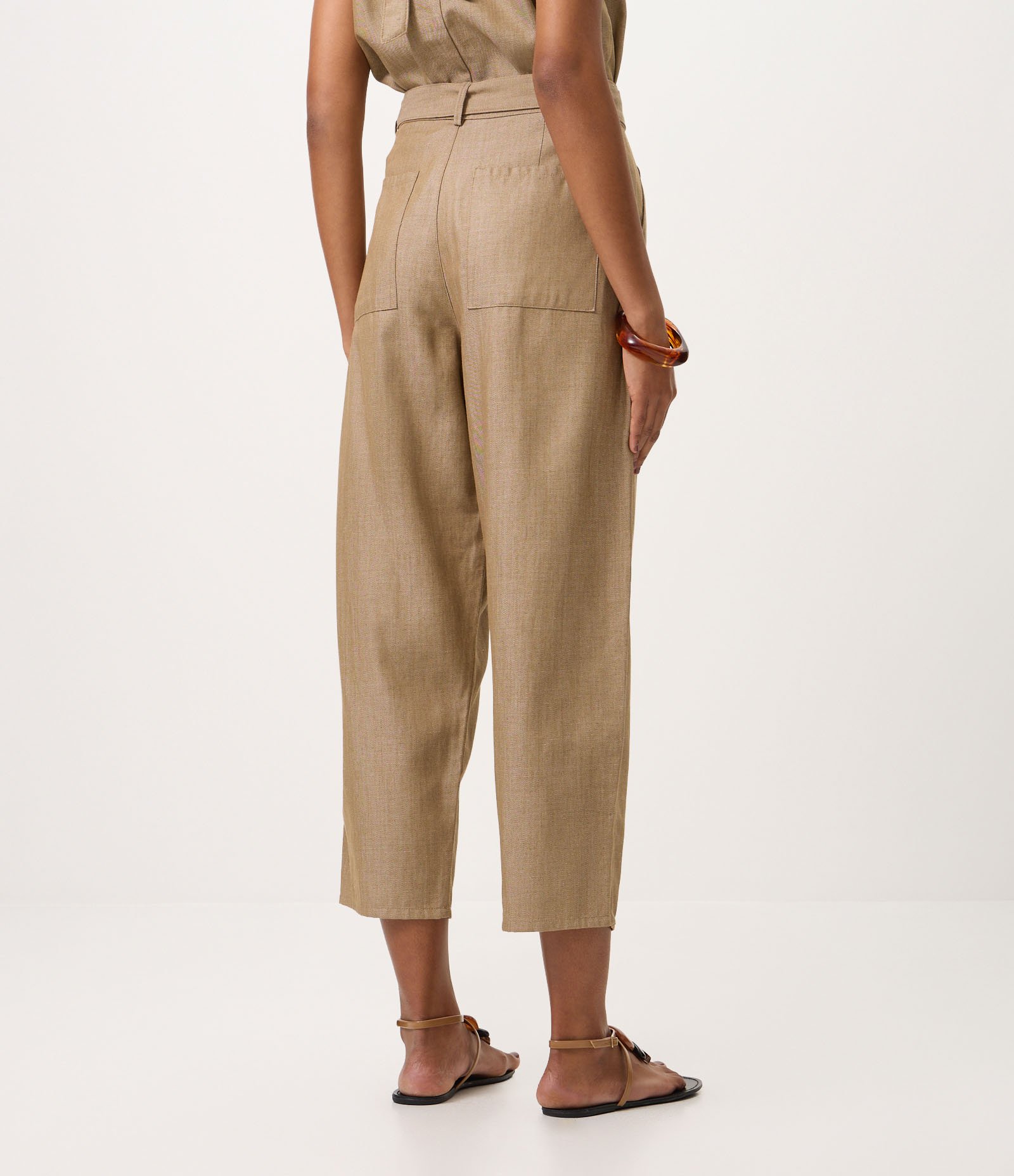 Calça Carrot Jeans com Argola Metálica e Cintura Alta Marrom 5