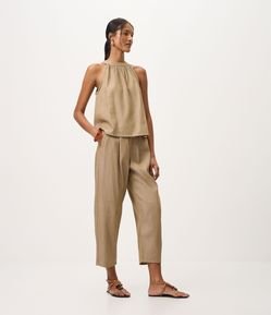 Calça Carrot Jeans com Argola Metálica e Cintura Alta
