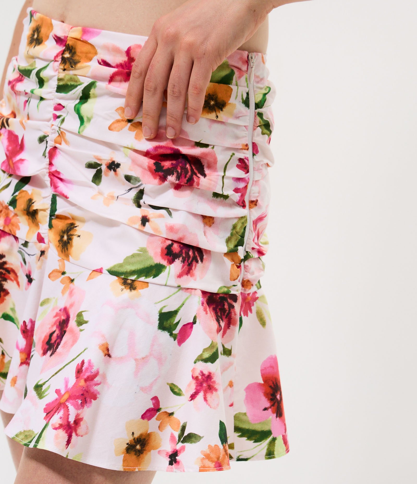 Saia Curta em Tricoline com Estampa Floral e Drapeado Rosa 3
