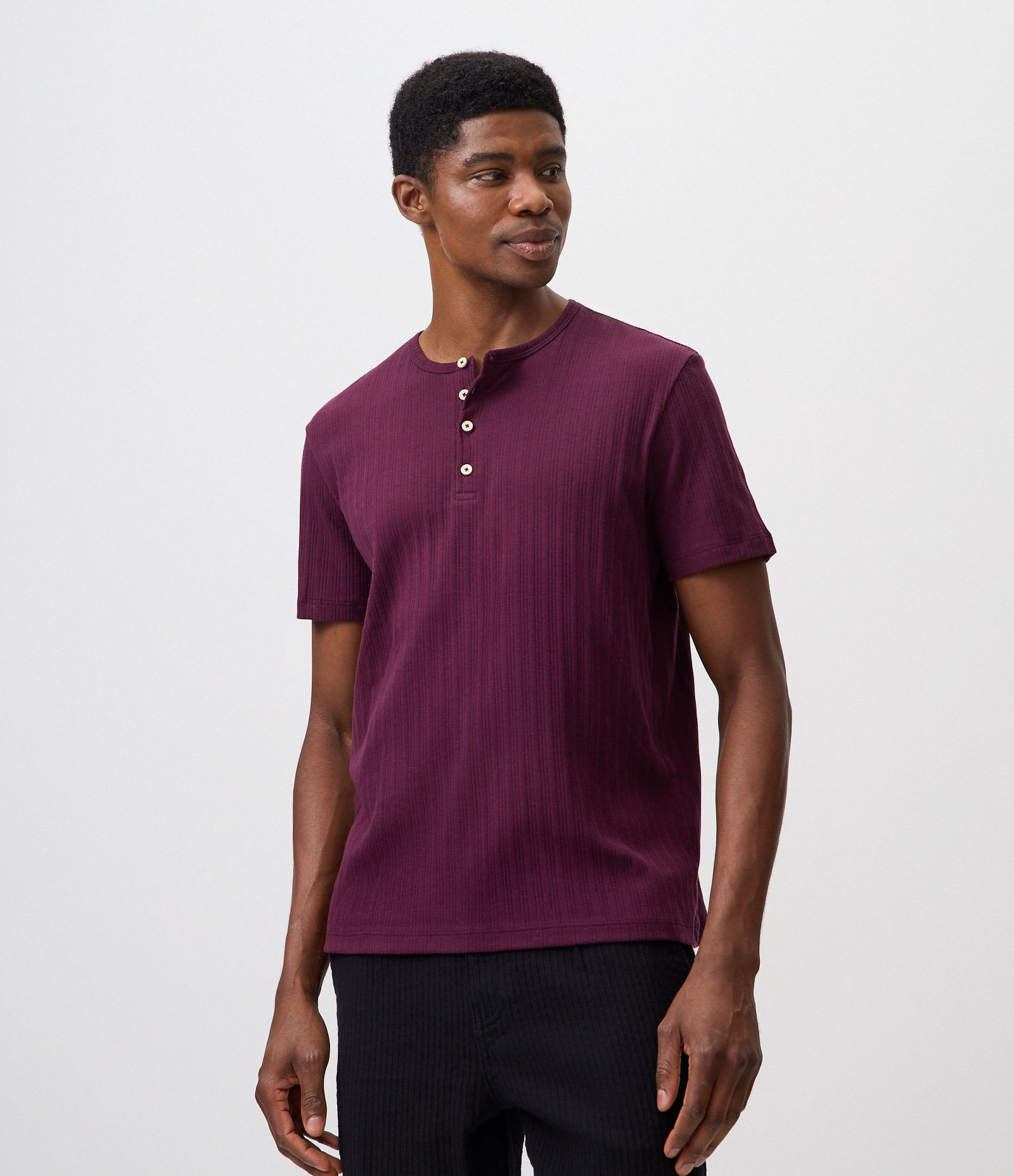 Camiseta Regular em Algodão Texturizada Henley com Botões Vinho