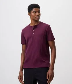 Camiseta Regular em Algodão Texturizada Henley com Botões