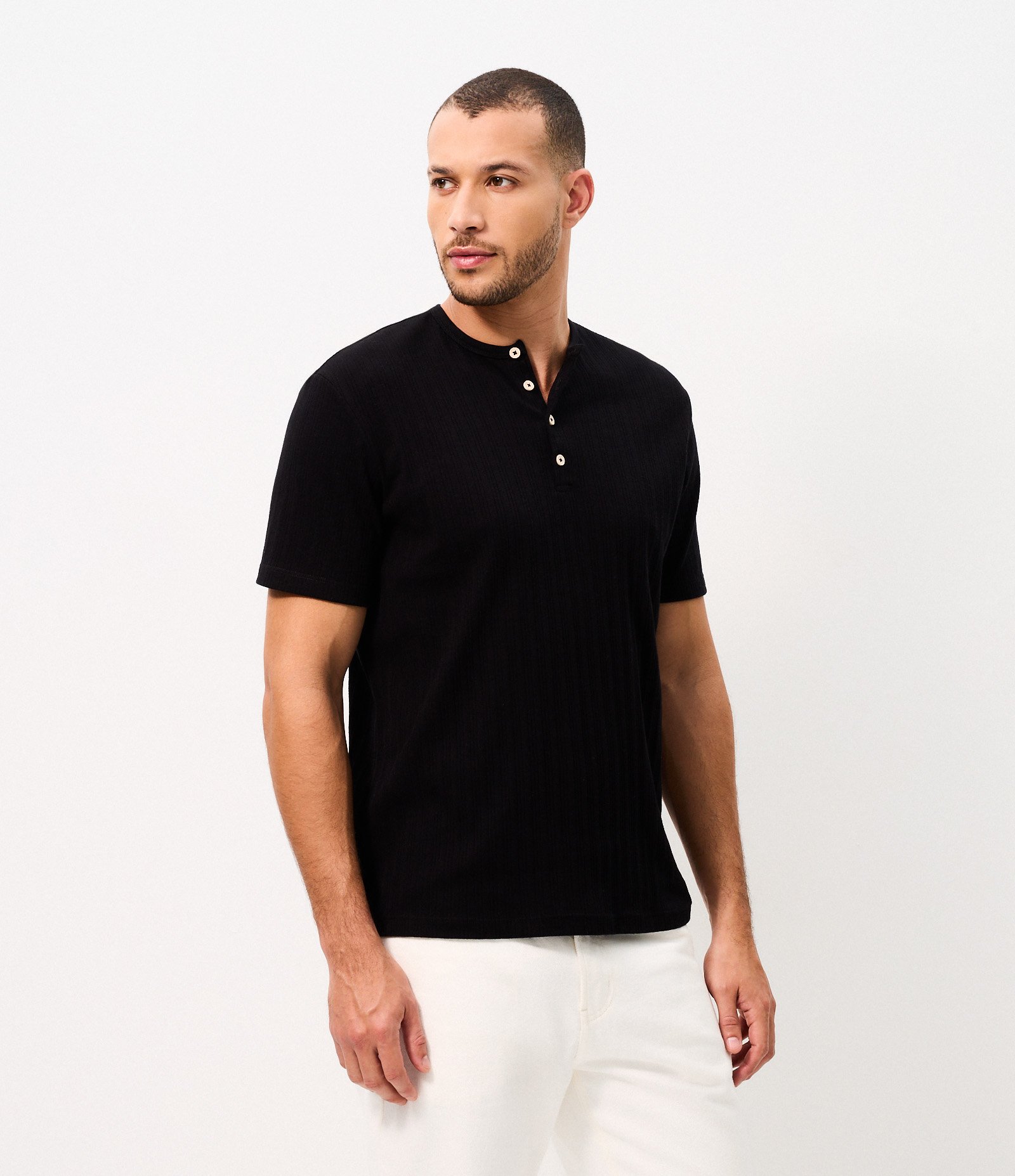 Camiseta Regular em Algodão Texturizada Henley com Botões Preto 1