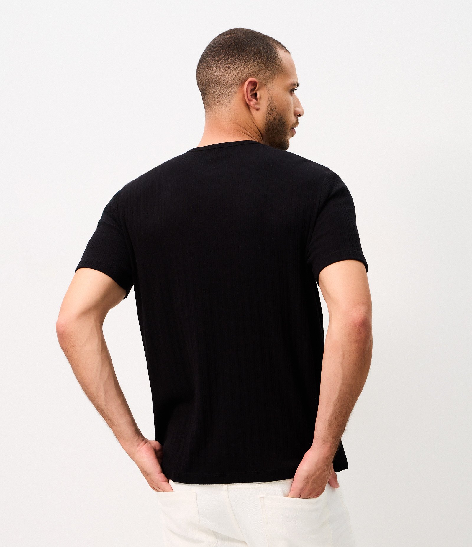 Camiseta Regular em Algodão Texturizada Henley com Botões Preto 3